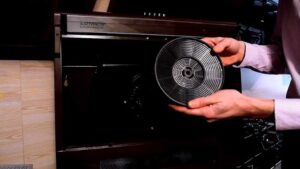 Pourquoi y a-t-il un filtre à charbon dans la hotte ?