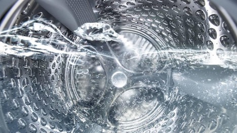 De l'eau dans la machine à laver