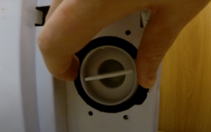 Comment changer la pompe dans une machine à laver Indesit - 5