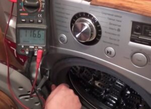 La machine à laver est électrocutée