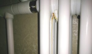 Réparer une fuite dans la zone de raccordement des canalisations