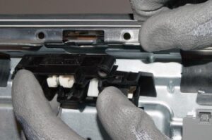 Retirez le loquet de la porte