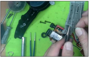 Comment démonter un sèche-cheveux