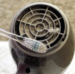 Nettoyer la saleté des crevasses du sèche-cheveux