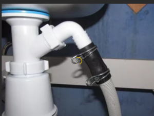 Branchez le tuyau de vidange