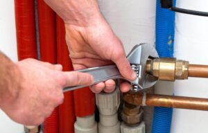 Réparation de plomberie dans un appartement