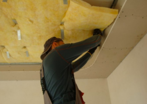 Isolation phonique des plafonds inter-étages à l'aide de poutres en bois