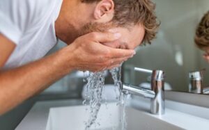 La laine de verre est entrée dans les yeux