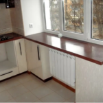 La hauteur du rebord de la fenêtre dans la maison dans la cuisine