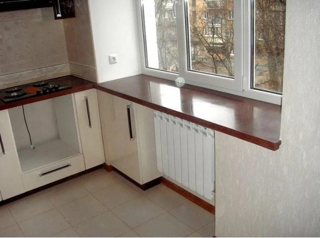 La hauteur du rebord de la fenêtre dans la maison dans la cuisine