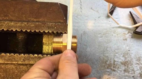 Du ruban adhésif ou du fil