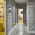 Comment poser du papier peint dans le couloir