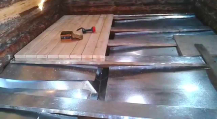 Sol dans le hammam d'une baignoire à cadre