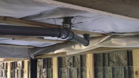 Tout à l'égout dans une maison sur pilotis