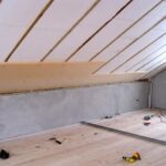 Isolation du toit avec de la mousse plastique