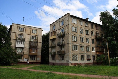 Batteries dans les murs d'une maison à panneaux