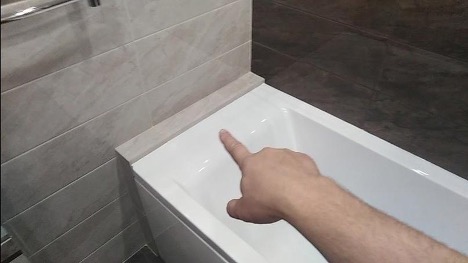 Comment relier une baignoire à un mur