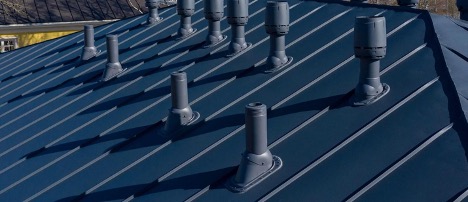 Passage de la cheminée et du système d'assainissement à travers le toit